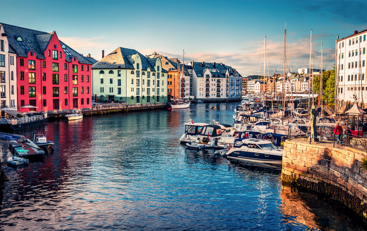Bunte Holzhäuser der Tyske Brygge in Bergen, Norwegen, an der Südwestküste Skandinaviens. - © Nancy Pauwels - stock.adobe.com