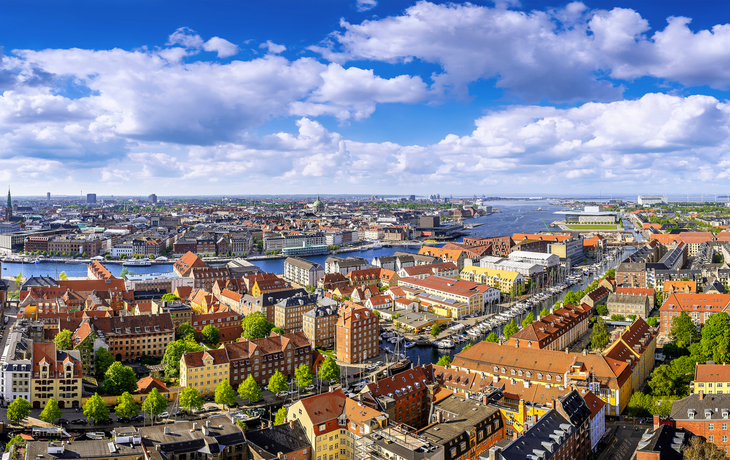 Panorama von Kopenhagen mit roten Dächern und Wasserblick bei bewölktem Himmel. - ©frank peters - stock.adobe.com