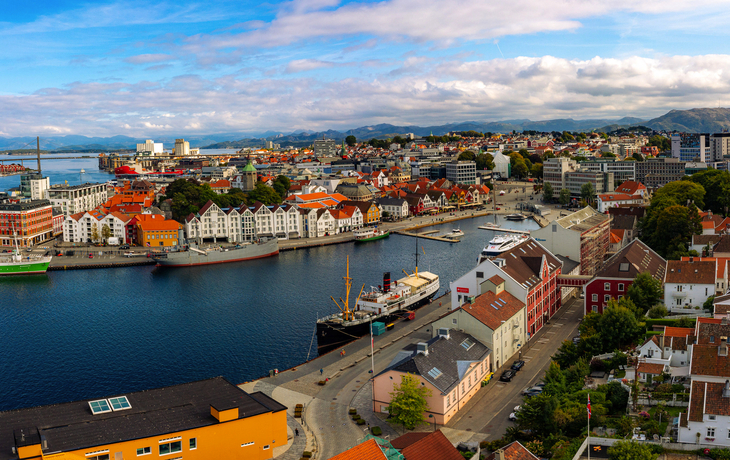 Panorama von Kopenhagen mit roten Dächern und Wasserblick bei bewölktem Himmel. - ©frank peters - stock.adobe.com