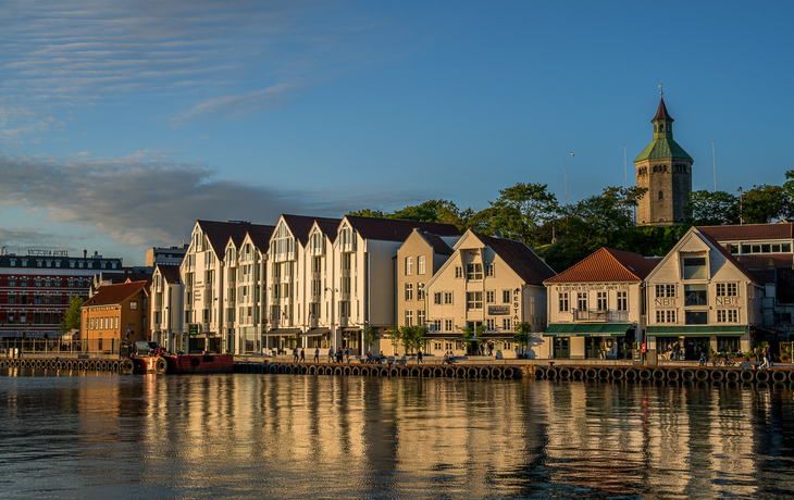 Panorama von Kopenhagen mit roten Dächern und Wasserblick bei bewölktem Himmel. - ©frank peters - stock.adobe.com
