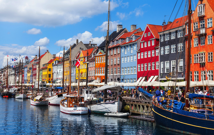 Panorama von Kopenhagen mit roten Dächern und Wasserblick bei bewölktem Himmel. - ©frank peters - stock.adobe.com