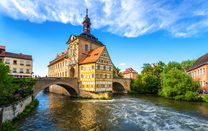 Historisches Gebäude mit kunstvoll bemalter Fassade im Stadtzentrum. - ©xbrchx - stock.adobe.com
