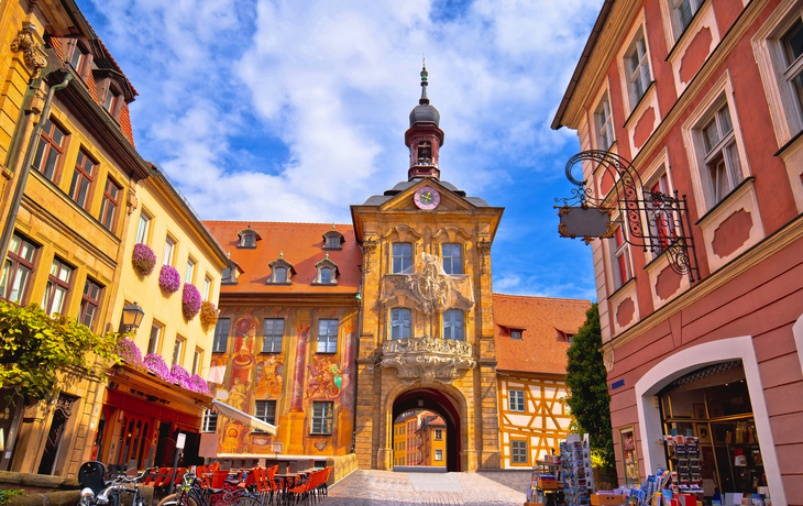 Historisches Gebäude mit kunstvoll bemalter Fassade im Stadtzentrum. - ©xbrchx - stock.adobe.com