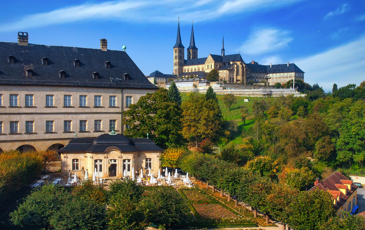 Historisches Gebäude mit kunstvoll bemalter Fassade im Stadtzentrum. - ©xbrchx - stock.adobe.com