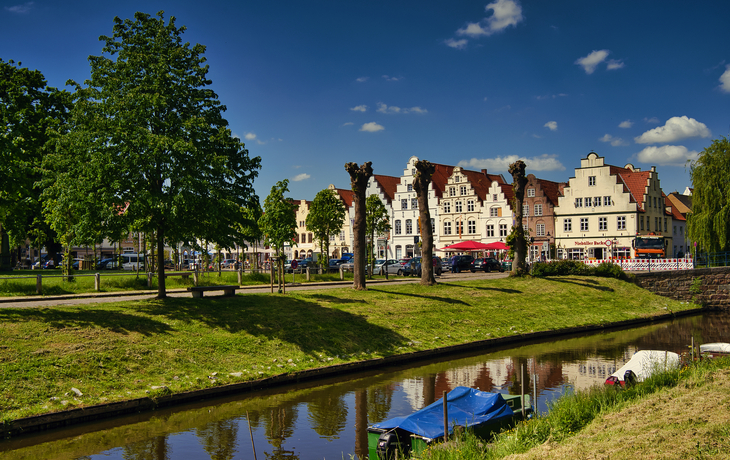 Historische Gebäude und ein Kanal in einer malerischen Stadtlandschaft. - © Dirk - stock.adobe.com
