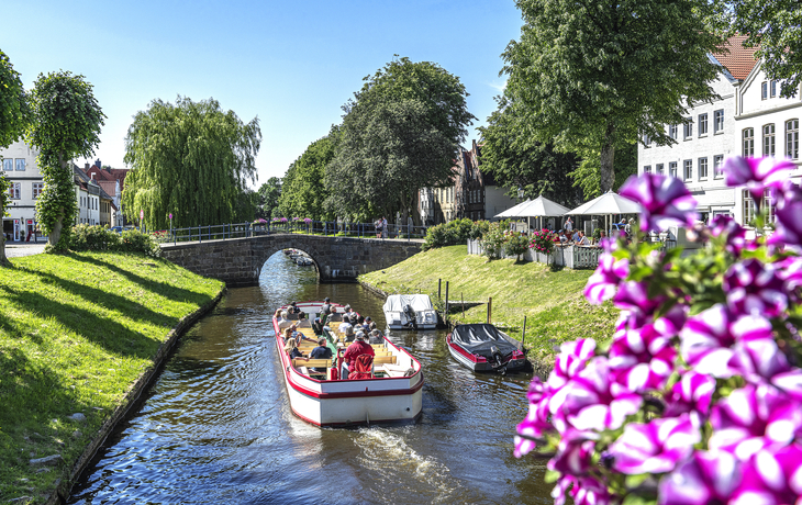 Historische Gebäude und ein Kanal in einer malerischen Stadtlandschaft. - © Dirk - stock.adobe.com
