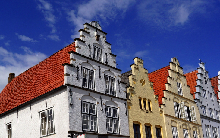 Historische Gebäude und ein Kanal in einer malerischen Stadtlandschaft. - © Dirk - stock.adobe.com