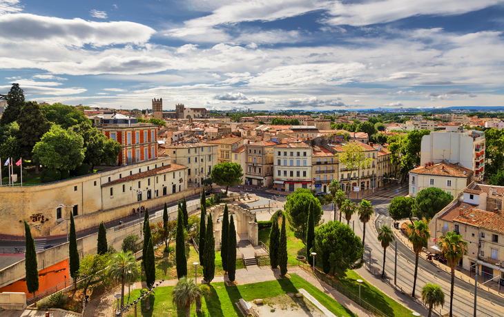 Platz in Montpellier, Frankreich mit historischem Gebäude und Brunnen bei sonnigem Wetter. - © rh2010 - stock.adobe.com