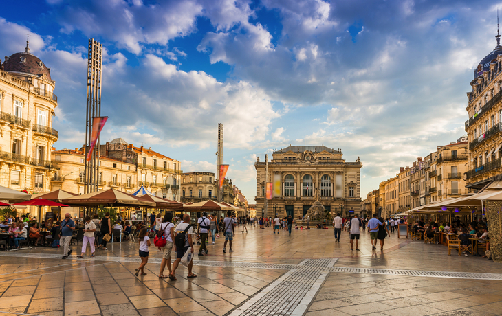 Platz in Montpellier, Frankreich mit historischem Gebäude und Brunnen bei sonnigem Wetter. - © rh2010 - stock.adobe.com