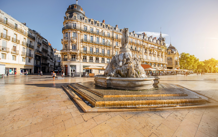 Platz in Montpellier, Frankreich mit historischem Gebäude und Brunnen bei sonnigem Wetter. - © rh2010 - stock.adobe.com