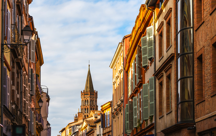Mehrere historische Häuser mit bunten Fassaden und Fensterläden. - © MIPImages - stock.adobe.com