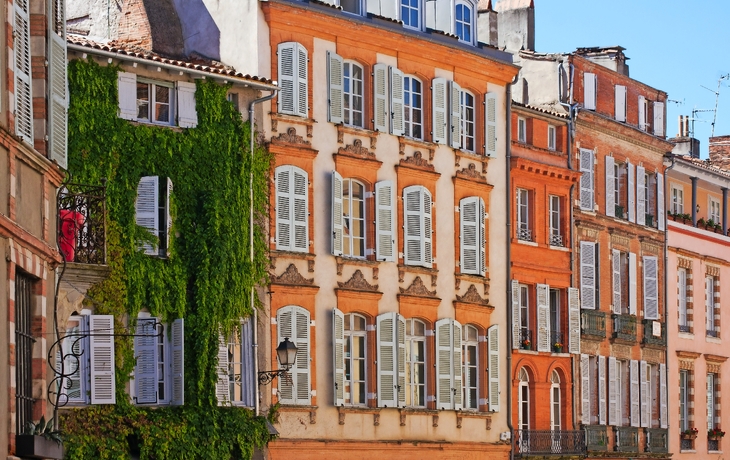Mehrere historische Häuser mit bunten Fassaden und Fensterläden. - © MIPImages - stock.adobe.com