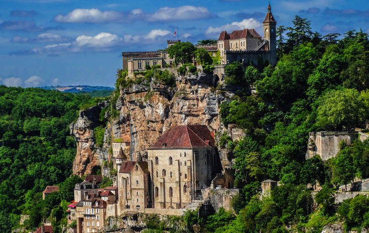 Stadt auf einem Hügel mit historischer Architektur und grüner Landschaft. - © aurorecar - Fotolia