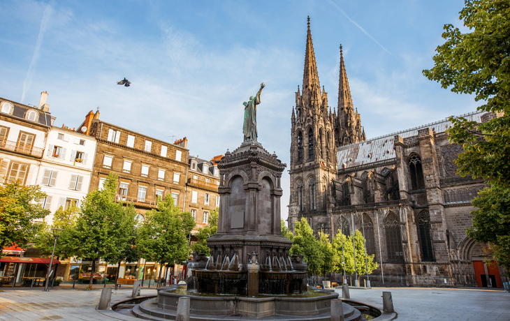 Place de la Victoire mit Statue und Kathedrale in Clermont-Ferrand, Frankreich. - © rh2010 - stock.adobe.com