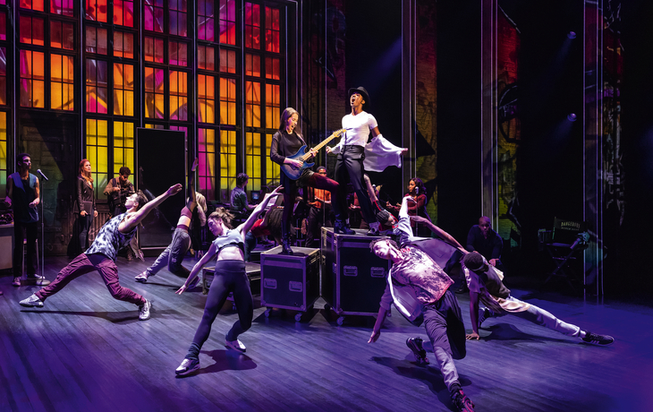 Illustriertes Bild eines Tänzers und Text: MJ, Das Michael Jackson Musical.