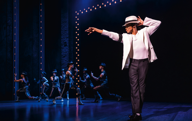 Illustriertes Bild eines Tänzers und Text: MJ, Das Michael Jackson Musical.