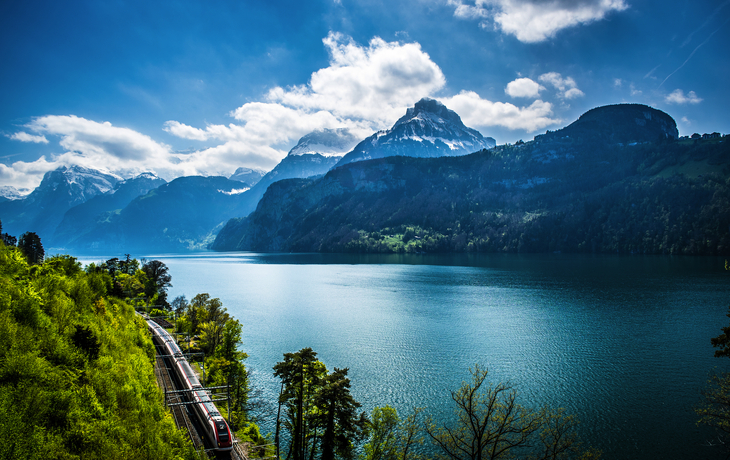 Panoramablick von einem Berg über einen See und eine Stadt bei klarem Himmel. - © djama - stock.adobe.com
