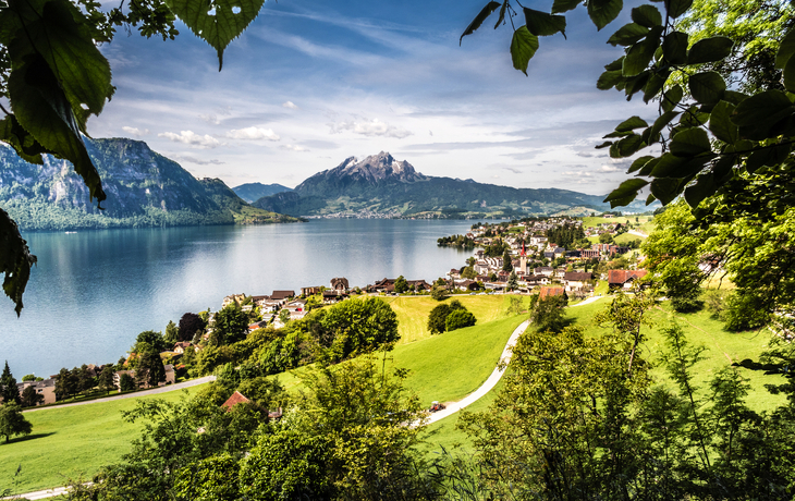 Panoramablick von einem Berg über einen See und eine Stadt bei klarem Himmel. - © djama - stock.adobe.com