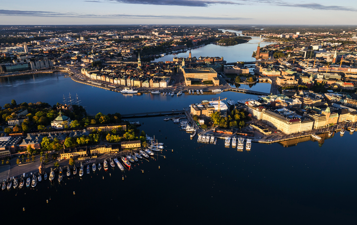 Blick auf Stockholm mit Gebäuden und schwedischer Flagge bei sonnigem Wetter. - © f11photo - stock.adobe.com