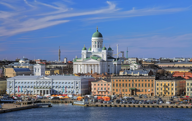 Blumen im Vordergrund, Helsinki Dom im Hintergrund unter blauem Himmel. - © Grispb - stock.adobe.com