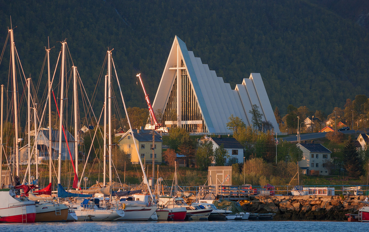 Segelboote vor einer modernen Kirche mit spitzem Dach in einer malerischen Landschaft. - © Uwe - stock.adobe.com