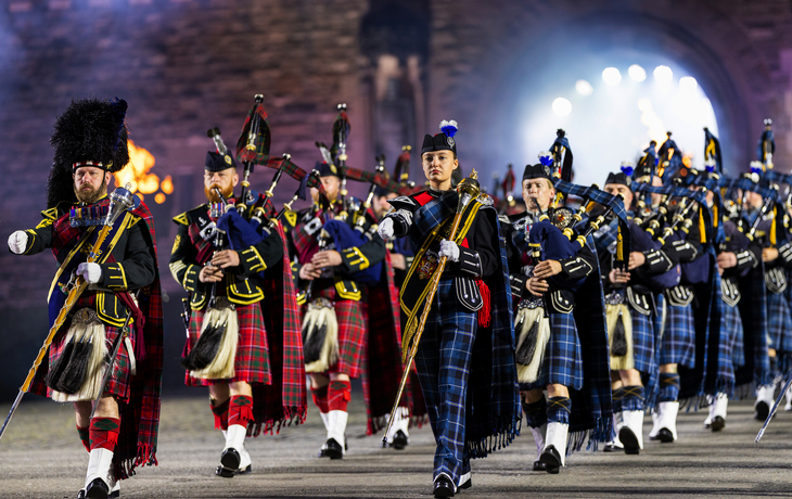 Gruppe von Tänzerinnen in Schottenröcken auf einer Bühne. - © The Royal Edinburgh Military Tattoo