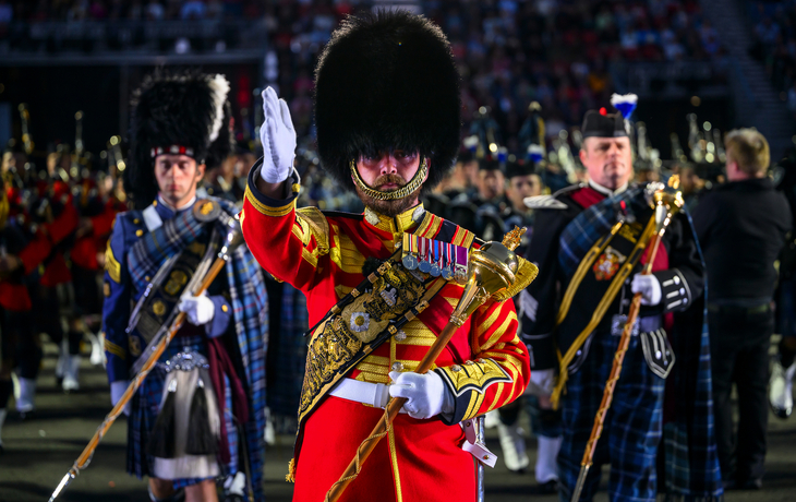 Gruppe von Tänzerinnen in Schottenröcken auf einer Bühne. - © The Royal Edinburgh Military Tattoo
