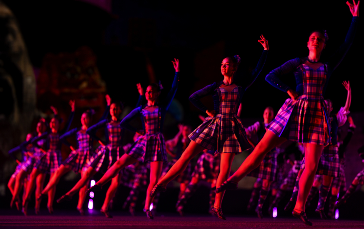 Gruppe von Tänzerinnen in Schottenröcken auf einer Bühne. - © The Royal Edinburgh Military Tattoo