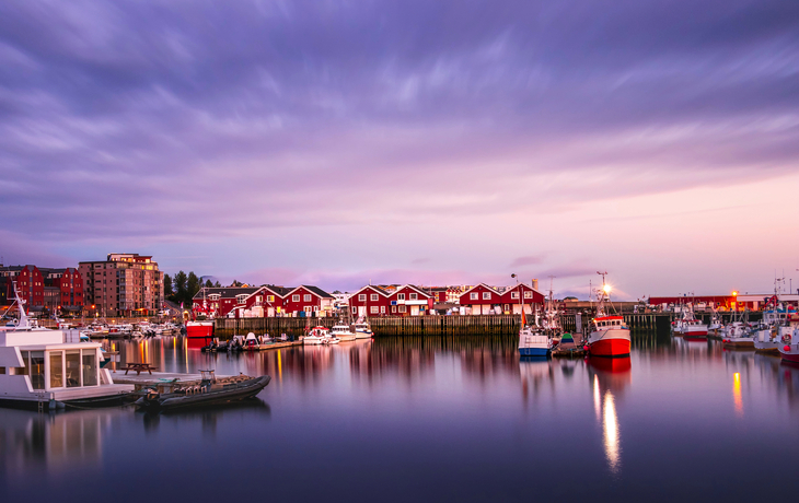 Hafen mit Booten und roten Häusern bei Sonnenuntergang. - © Ruben - stock.adobe.com
