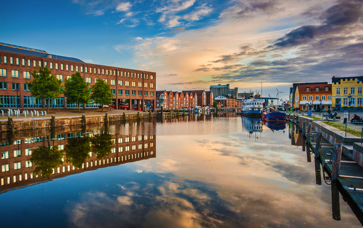 Luftaufnahme einer Stadt mit Fluss und Kirchturm im Zentrum. - © a_medvedkov - stock.adobe.com