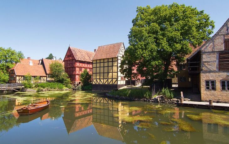Fachwerkhäuser an einem Fluss an einem sonnigen Tag mit blauem Himmel. - © Jan Salskov -stock.adobe.com