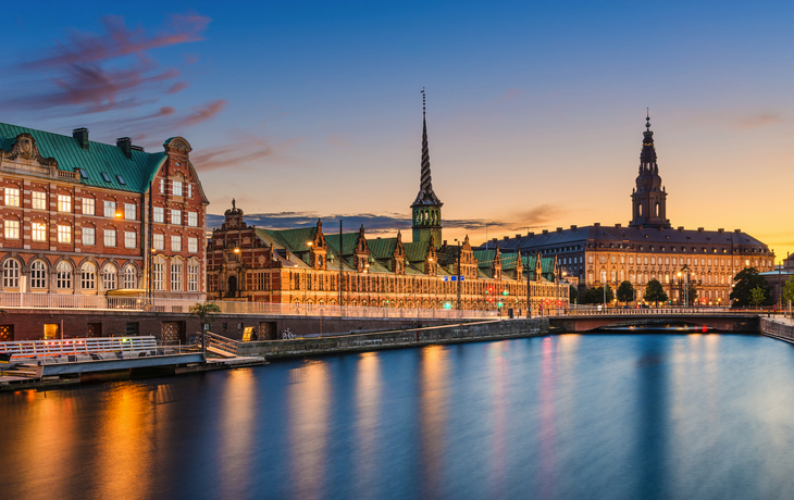Historische Gebäude am Wasser bei Sonnenuntergang in Kopenhagen, Dänemark. - © Mapics - stock.adobe.com