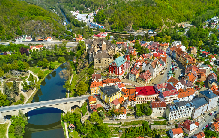 Luftaufnahme einer malerischen Stadt mit Fluss und Brücke im Frühling. - © vladim_ka - stock.adobe.com