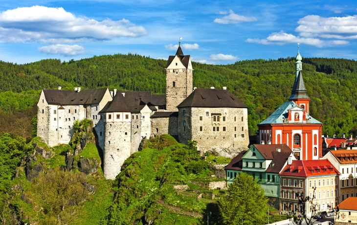 Luftaufnahme einer malerischen Stadt mit Fluss und Brücke im Frühling. - © vladim_ka - stock.adobe.com