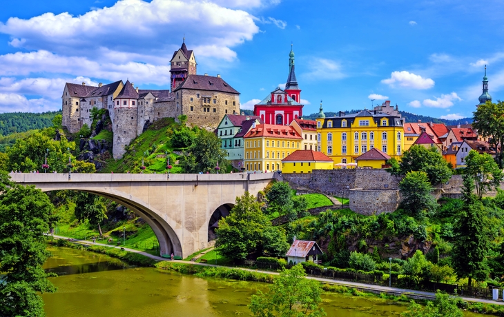 Luftaufnahme einer malerischen Stadt mit Fluss und Brücke im Frühling. - © vladim_ka - stock.adobe.com