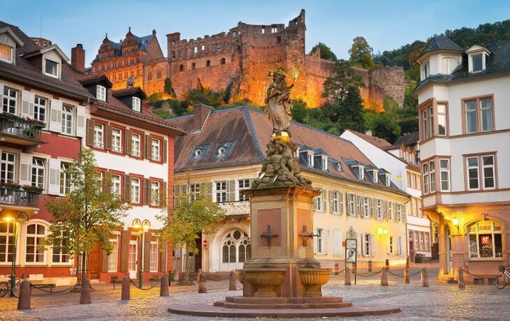 Heidelberger Schloss mit Altstadt und Bäumen im Vordergrund. - © Thorsten Assfalg - stock.adobe.com