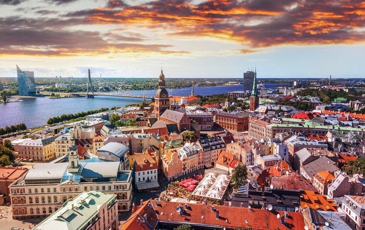 Stadtansicht von Riga mit Fluss und dramatischem Himmel im Hintergrund - © olezzo - stock.adobe.com