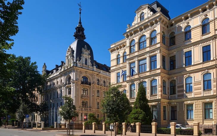 Stadtansicht von Riga mit Fluss und dramatischem Himmel im Hintergrund - © olezzo - stock.adobe.com