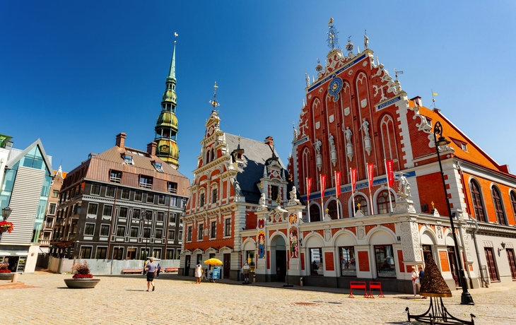 Stadtansicht von Riga mit Fluss und dramatischem Himmel im Hintergrund - © olezzo - stock.adobe.com
