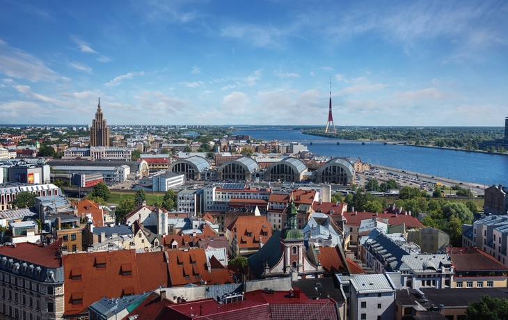 Stadtansicht von Riga mit Fluss und dramatischem Himmel im Hintergrund - © olezzo - stock.adobe.com
