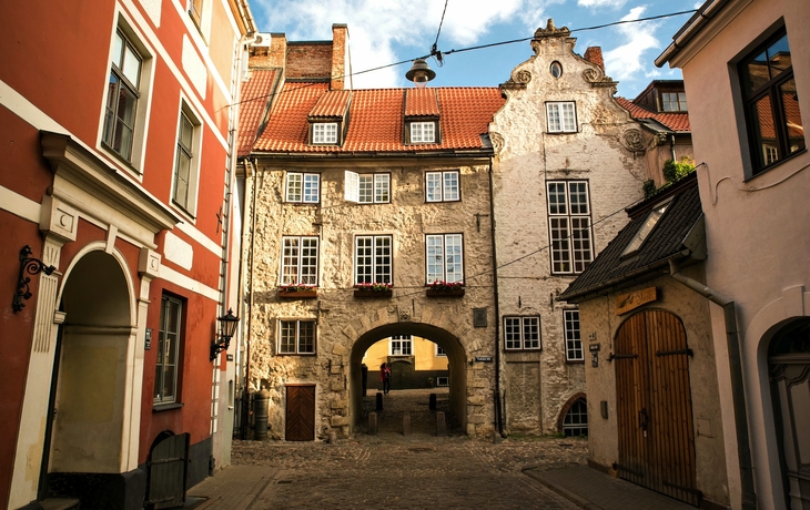 Stadtansicht von Riga mit Fluss und dramatischem Himmel im Hintergrund - © olezzo - stock.adobe.com