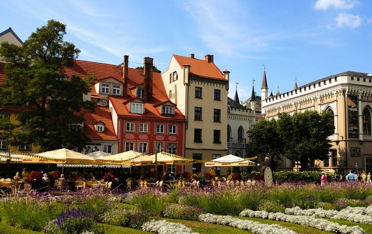 Stadtansicht von Riga mit Fluss und dramatischem Himmel im Hintergrund - © olezzo - stock.adobe.com
