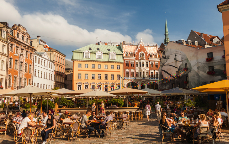 Stadtansicht von Riga mit Fluss und dramatischem Himmel im Hintergrund - © olezzo - stock.adobe.com