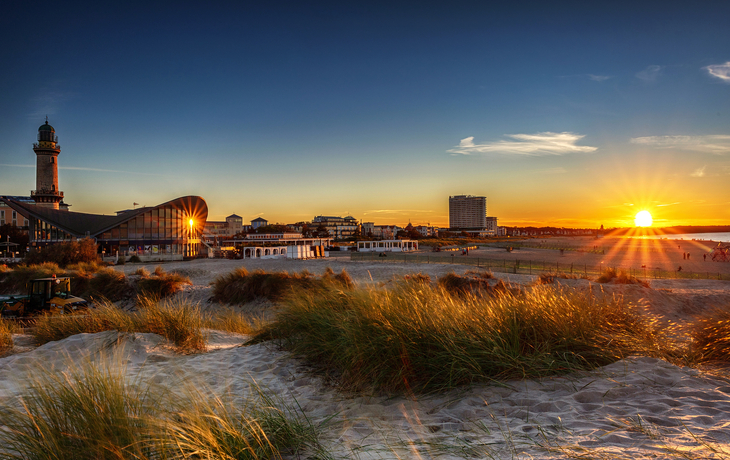 Leuchtturm und moderne Architektur hinter Sanddünen im Sonnenlicht - © Andrew Mayovskyy - stock.adobe.com