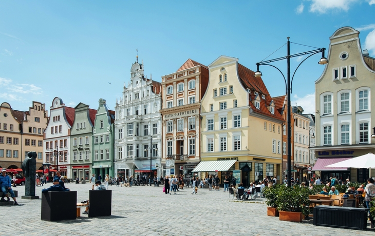 Leuchtturm und moderne Architektur hinter Sanddünen im Sonnenlicht - © Andrew Mayovskyy - stock.adobe.com