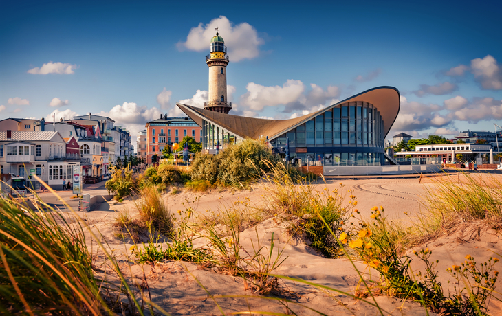 Leuchtturm und moderne Architektur hinter Sanddünen im Sonnenlicht - © Andrew Mayovskyy - stock.adobe.com