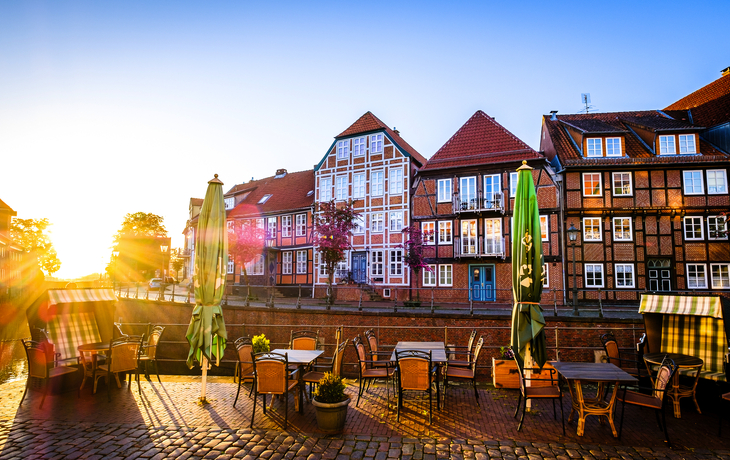 Historische Gebäude am Wasserkanal mit Segelboot und blauem Himmel. - ©André Franke - stock.adobe.com