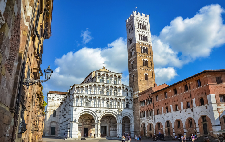 Historische Kirche mit Glockenturm auf einem sonnigen Platz. - © Alberto Giron - stock.adobe.com