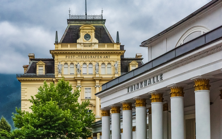 Garten mit blühenden Blumen im Vordergrund und monumentalem Gebäude im Hintergrund. - © lexpixelart - stock.adobe.com
